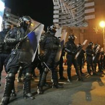 Peste 11 ore de protest la Piaţa Universităţii, cu ciocniri violente între manifestanţi şi forţele de ordine
