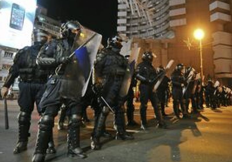 Peste 11 ore de protest la Piaţa Universităţii, cu ciocniri violente între manifestanţi şi forţele de ordine