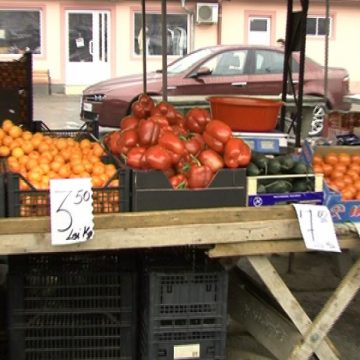 Sighetenii trec acum mai rar pe la piaţă deoarece legumele, fructele şi celelalte alimente s-au scumpit Sighetenii trec acum mai rar pe la piaţă deoarece legumele, fructele şi celelalte alimente s-au scumpit