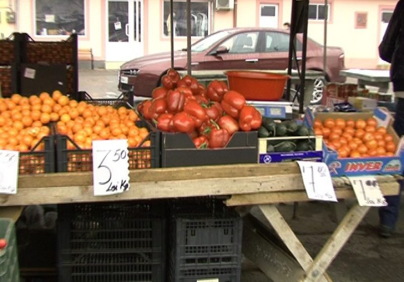 Sighetenii trec acum mai rar pe la piaţă deoarece legumele, fructele şi celelalte alimente s-au scumpit Sighetenii trec acum mai rar pe la piaţă deoarece legumele, fructele şi celelalte alimente s-au scumpit