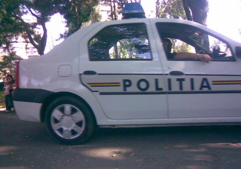 S-a izbit cu autoturismul de stâlpul din beton al porţii de acces a unei case din localitatea Ieud