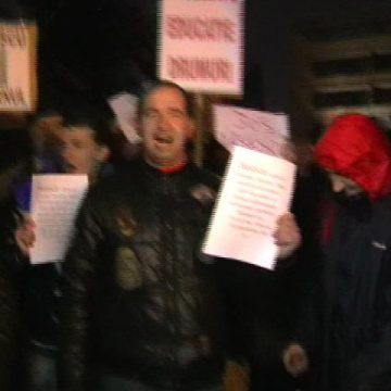 Baia Mare: Protestele continuă şi astăzi. Aseară, o bătrână a fost îmbrâncită de manifestanţi Baia Mare: Protestele continuă şi astăzi. Aseară, o bătrână a fost îmbrâncită de manifestanţi