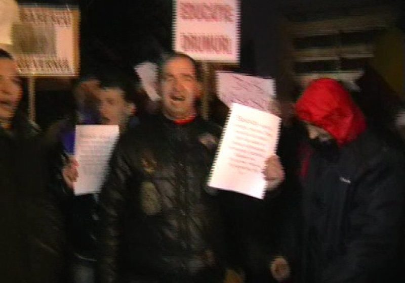 Baia Mare: Protestele continuă şi astăzi. Aseară, o bătrână a fost îmbrâncită de manifestanţi