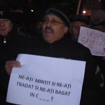 Baia Mare: A treia zi de proteste. Băimărenii au ieşit şi în această seară în Piaţa Revoluţiei