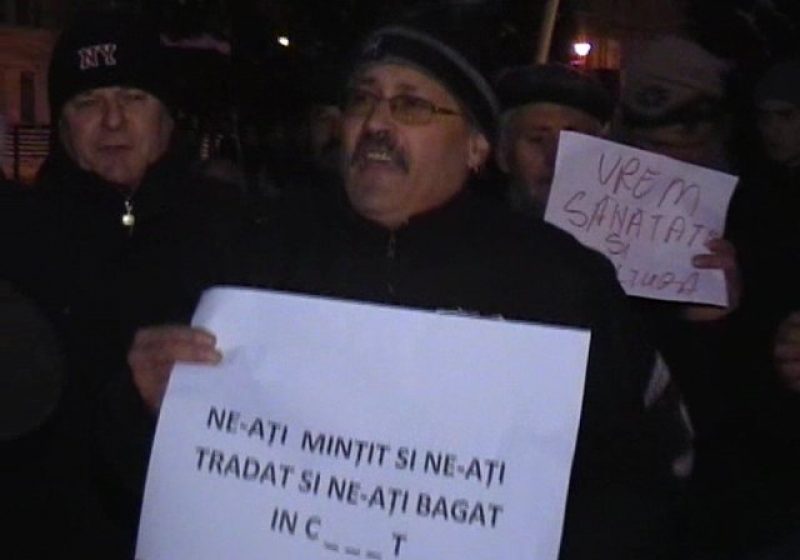 Baia Mare: A treia zi de proteste. Băimărenii au ieşit şi în această seară în Piaţa Revoluţiei Baia Mare: A treia zi de proteste. Băimărenii au ieşit şi în această seară în Piaţa Revoluţiei