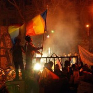 PROTEST la COTROCENI: SUTE de persoane scandează: "Jos Băsescu!"
