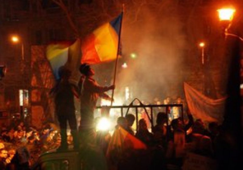 PROTEST la COTROCENI: SUTE de persoane scandează: "Jos Băsescu!" PROTEST la COTROCENI: SUTE de persoane scandează: "Jos Băsescu!"