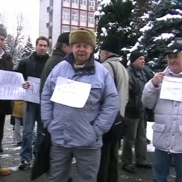 Baia Mare: Protest faţă de scăderea nivelului de trai. Aproximativ 40 de protestatari au cerut demisia preşedintelului Traian Băsescu Baia Mare: Protest faţă de scăderea nivelului de trai. Aproximativ 40 de protestatari au cerut demisia preşedintelului Traian Băsescu