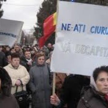 Protest spontan la SIGHET: pe platoul din fata cinematografului Mara s-au strans aproximativ 40 de persoane Protest spontan la SIGHET: pe platoul din fata cinematografului Mara s-au strans aproximativ 40 de persoane