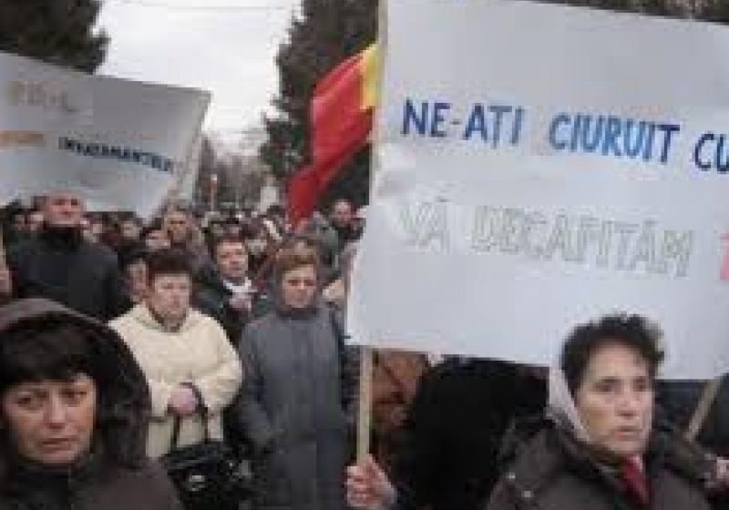 Protest spontan la SIGHET: pe platoul din fata cinematografului Mara s-au strans aproximativ 40 de persoane