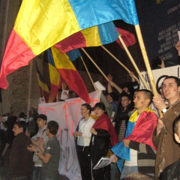 Aproximativ o sută de persoane protestează în Piaţa Universităţii Aproximativ o sută de persoane protestează în Piaţa Universităţii