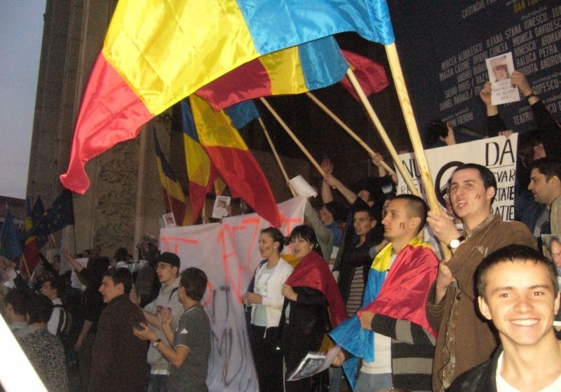 Aproximativ o sută de persoane protestează în Piaţa Universităţii Aproximativ o sută de persoane protestează în Piaţa Universităţii
