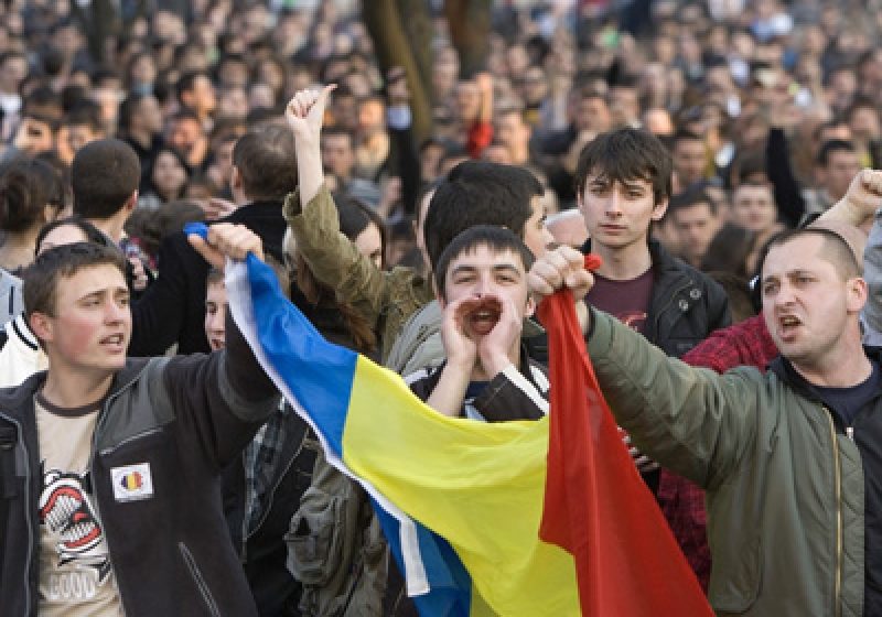 A ŞAPTEA ZI DE PROTESTE ÎN CAPITALĂ s-a încheiat. Circulaţia pe Bulevardul Magheru a fost reluată. Zeci de manifestanţi violenţi au fost ridicaţi de jandarmi