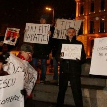 Lideri politici, intelectuali, consilieri locali şi tineri voluntari sigheteni protestează pe străzile capitalei Lideri politici, intelectuali, consilieri locali şi tineri voluntari sigheteni protestează pe străzile capitalei