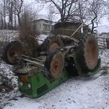 Cărpiniş: Un tractor s-a răsturnat peste două persoane