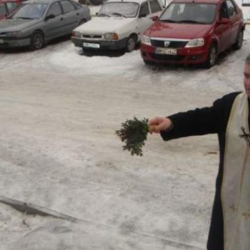 Batranii satului Călineşti isi aduc aminte cu nostalgie de frumoasele traditii legate de sarbatoarea Bobotezei, cand umblau la colindat parca mai ceva ca la Craciun Batranii satului Călineşti isi aduc aminte cu nostalgie de frumoasele traditii legate de sarbatoarea Bobotezei, cand umblau la colindat parca mai ceva ca la Craciun