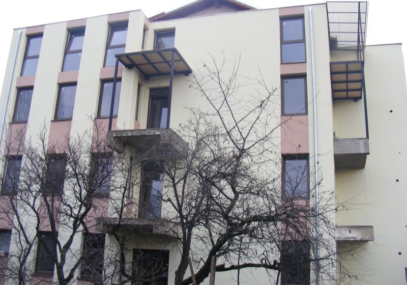 vand apartament.