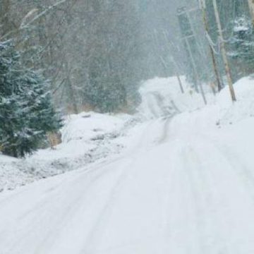 Atenţie şoferi! Zăpadă frământată în Pasul Prislop