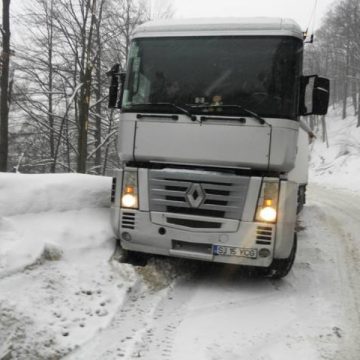 Baia Mare: Ninge viscolit în Pasul Gutâi şi în zona montană a oraşului Cavnic Baia Mare: Ninge viscolit în Pasul Gutâi şi în zona montană a oraşului Cavnic