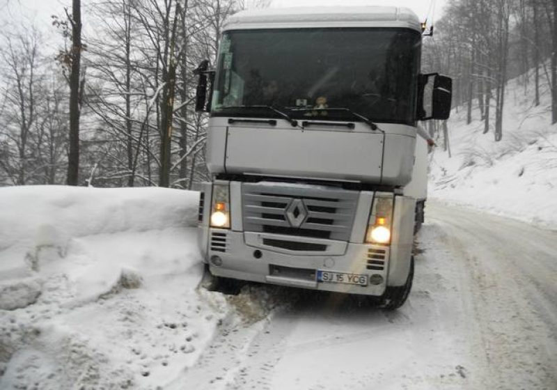 Baia Mare: Ninge viscolit în Pasul Gutâi şi în zona montană a oraşului Cavnic Baia Mare: Ninge viscolit în Pasul Gutâi şi în zona montană a oraşului Cavnic