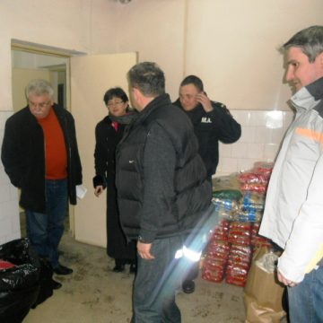Baia Mare: Două camioane încărcate cu ajutoare umanitare au pornit la orele prânzului din faţa Palatului Administrativ înspre judeţele afectate de nămeţi Baia Mare: Două camioane încărcate cu ajutoare umanitare au pornit la orele prânzului din faţa Palatului Administrativ înspre judeţele afectate de nămeţi