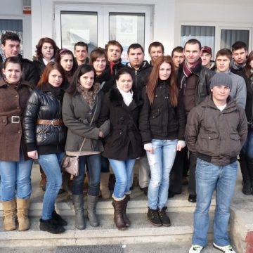 19 elevi din Târgu Lăpuş au donat astăzi sânge pentru pompierii răniţi în explozia de la Sighet 19 elevi din Târgu Lăpuş au donat astăzi sânge pentru pompierii răniţi în explozia de la Sighet