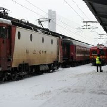 CFR Călători: 73 de trenuri anulate din cauza ninsorii şi a viscolului