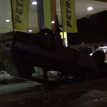 Sighet: Accident ca-n filme în centrul municipiului lângă Petrom Sighet: Accident ca-n filme în centrul municipiului lângă Petrom