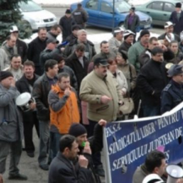 Baia Mare: Aproximativ 250 de sindicalisti maramureseni au protestat astazi in fata Prefecturii Maramures Baia Mare: Aproximativ 250 de sindicalisti maramureseni au protestat astazi in fata Prefecturii Maramures
