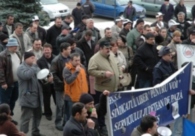 Baia Mare: Aproximativ 250 de sindicalisti maramureseni au protestat astazi in fata Prefecturii Maramures