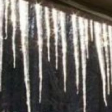 Baia Mare: Atenţie la ţurţurii de gheaţă formaţi la streaşina acoperişurilor!