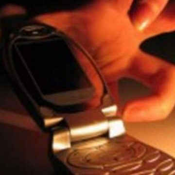Patru elevi au furat telefonul unei colege