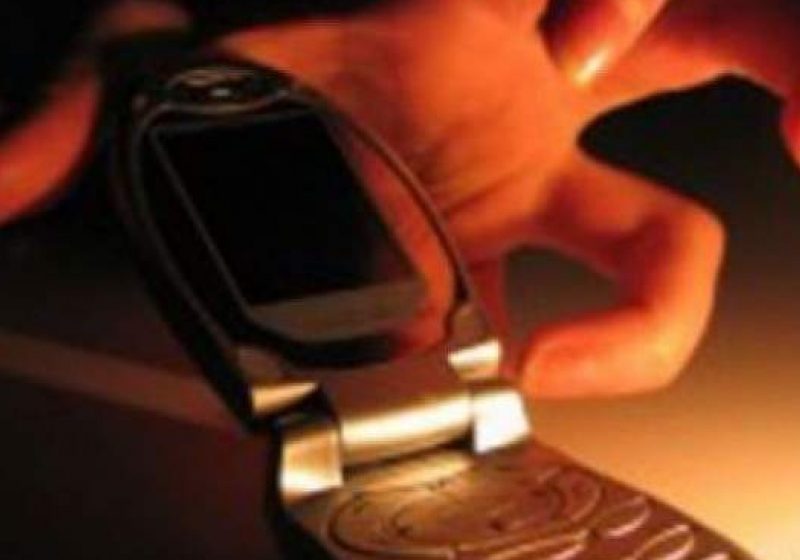 Patru elevi au furat telefonul unei colege Patru elevi au furat telefonul unei colege