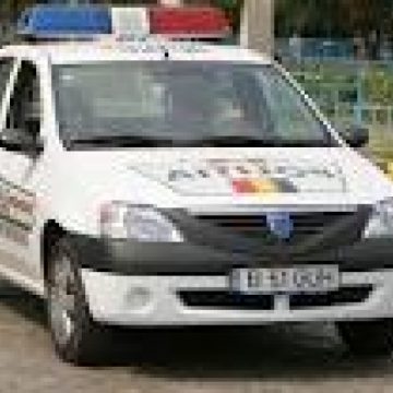 Pentru că au primit o amendă, doi bărbaţi au jignit poliţiştii în timp ce aceştia îşi exercitau atribuţiile de serviciu Pentru că au primit o amendă, doi bărbaţi au jignit poliţiştii în timp ce aceştia îşi exercitau atribuţiile de serviciu