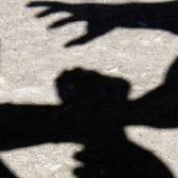 Doi bărbaţi s-au luat la bătaie în curtea unui hotel din Ocna Şugatag Doi bărbaţi s-au luat la bătaie în curtea unui hotel din Ocna Şugatag