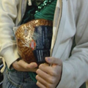 Cumpărături ascunse în haină