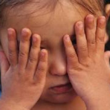 Doi copii din Săcel au fost bătuţi crunt de mama lor şi concubinul acesteia, după care au fost alungaţi de acasă Doi copii din Săcel au fost bătuţi crunt de mama lor şi concubinul acesteia, după care au fost alungaţi de acasă