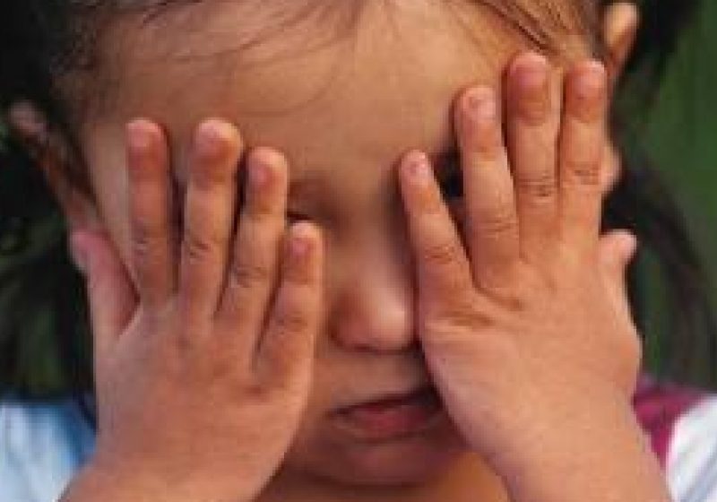 Doi copii din Săcel au fost bătuţi crunt de mama lor şi concubinul acesteia, după care au fost alungaţi de acasă Doi copii din Săcel au fost bătuţi crunt de mama lor şi concubinul acesteia, după care au fost alungaţi de acasă