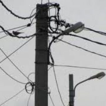 Mai mulţi locatari din zona cartierului Independenţei au rămas mai bine de 16 ore fără curent electric, după ce a fost tăiat un cablu electric în urma intervenţiei experţilor de la gaz