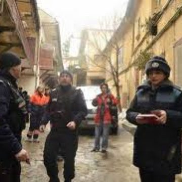 O femeie din Braşov şi-a decapitat şi tranşat bebeluşul de şase luni pentru a-l oferi jertfă lui Dumnezeu O femeie din Braşov şi-a decapitat şi tranşat bebeluşul de şase luni pentru a-l oferi jertfă lui Dumnezeu