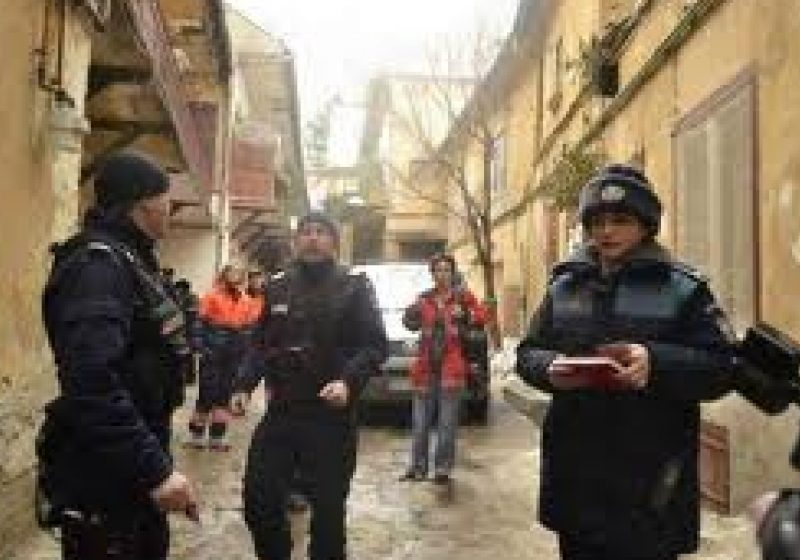 O femeie din Braşov şi-a decapitat şi tranşat bebeluşul de şase luni pentru a-l oferi jertfă lui Dumnezeu O femeie din Braşov şi-a decapitat şi tranşat bebeluşul de şase luni pentru a-l oferi jertfă lui Dumnezeu