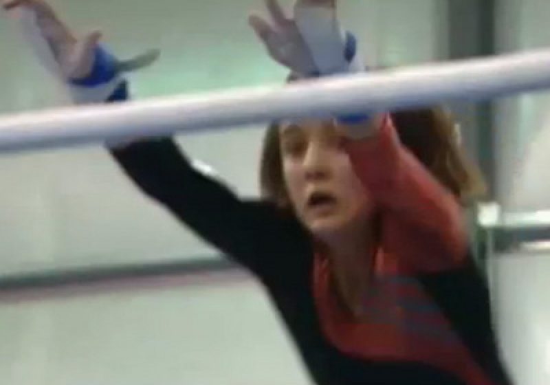A uimit lumea gimnasticii, deşi NU poate vedea. Povestea tinerei de 13 ani pe care boala nu o distinge de celelalte sportive