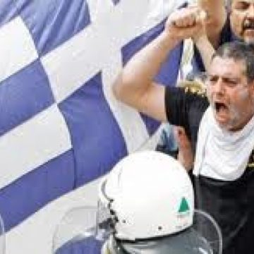 Grevă generală în Grecia: Confruntări între poliţie şi manifestanţi la Atena Grevă generală în Grecia: Confruntări între poliţie şi manifestanţi la Atena