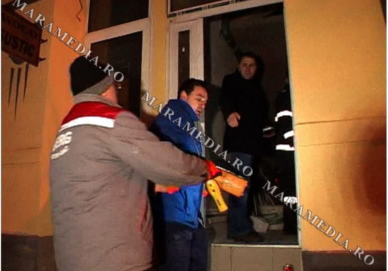 IMAGINI IN EXCLUSIVITATE: Echipa de interventie in timp ce investigheaza zona primei explozii de pe strada Corneliu Coposu