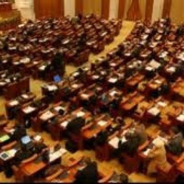 Legea lustraţiei, adoptată de Camera Deputaţilor, forul legislativ decizional. Cei care au ocupat diverse funcţii în regimul comunist vor avea restricţii pe o perioadă de 5 ani Legea lustraţiei, adoptată de Camera Deputaţilor, forul legislativ decizional. Cei care au ocupat diverse funcţii în regimul comunist vor avea restricţii pe o perioadă de 5 ani