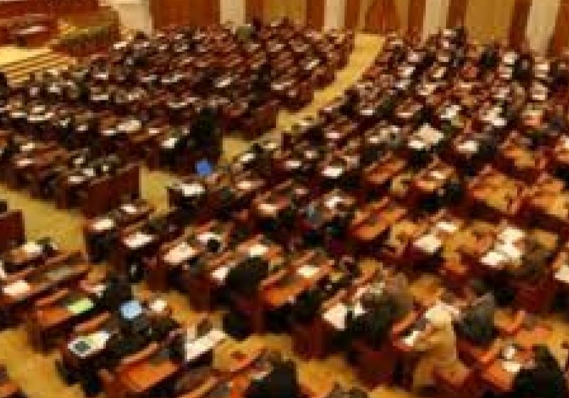 Legea lustraţiei, adoptată de Camera Deputaţilor, forul legislativ decizional. Cei care au ocupat diverse funcţii în regimul comunist vor avea restricţii pe o perioadă de 5 ani