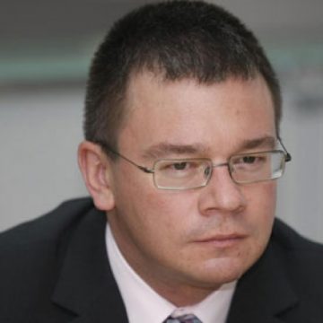 Ungureanu solicită votul de încredere al Parlamentului şi arată că preocuparea Guvernului vizează creşterea prudentă a salariilor şi pensiilor