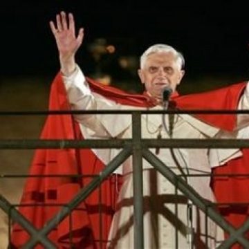 Papa Benedict al XVI-lea a exorcizat doi bărbaţi la Vatican, susţine exorcistul Romei