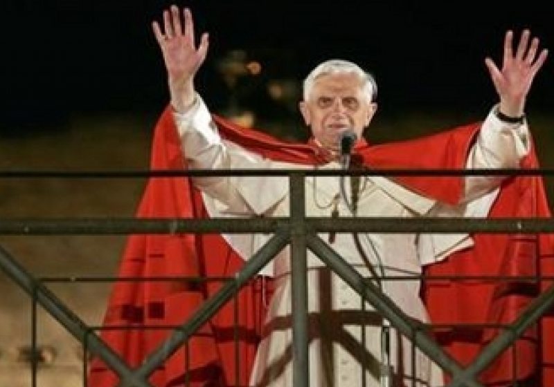 Papa Benedict al XVI-lea a exorcizat doi bărbaţi la Vatican, susţine exorcistul Romei