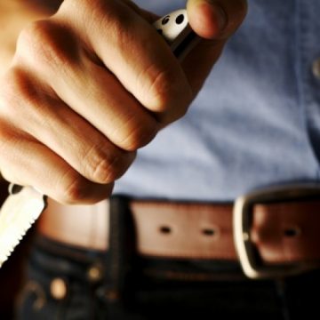 Pe fondul consumului exagerat de alcool un tânăr maramureşean şi-a infipt un cuţit de bucătărie în abdomen Pe fondul consumului exagerat de alcool un tânăr maramureşean şi-a infipt un cuţit de bucătărie în abdomen